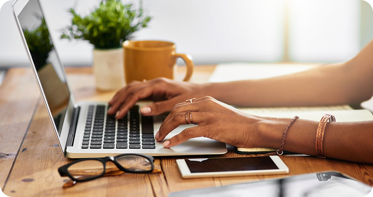 Imagem digitando no notebook